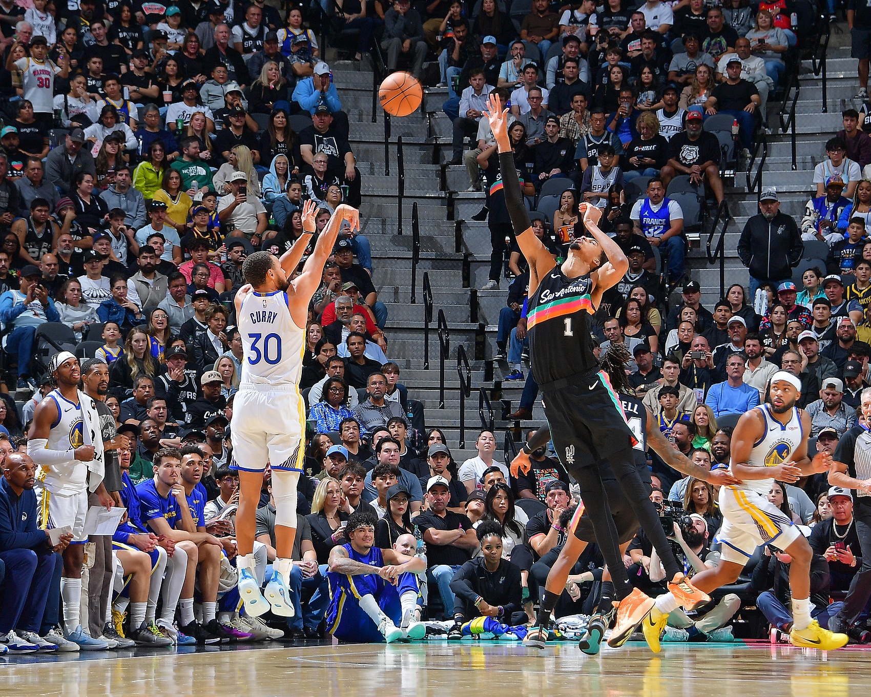 KY开云官网-巴特勒报销勇士梦碎！美媒建议库里联手文班 福克斯&amp;索汉等成筹码