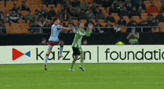 赔了儿子又折兵 范佩西目睹儿子重伤被担架抬下场