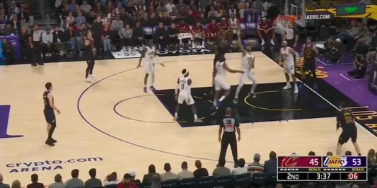 KY开云官网-找回场子！艾顿刚吐饼后连续命中，湖人领先到两位数分差